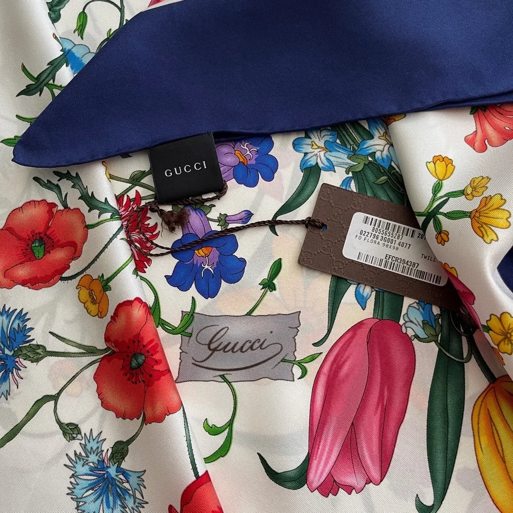 New Authentic Gucci Scarf Flora V. Accornero Floral White Blue Border Silk Wrap